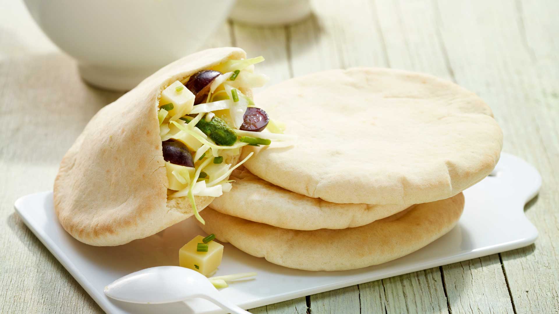 Cabbage salad in pitta bread - Emmentaler AOP Switzerland