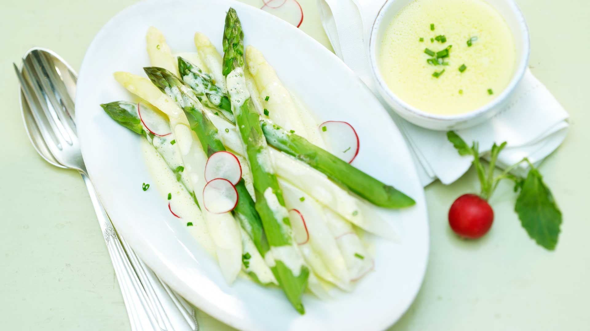 Asparagus with Emmentaler cheese sauce - Emmentaler AOP Switzerland