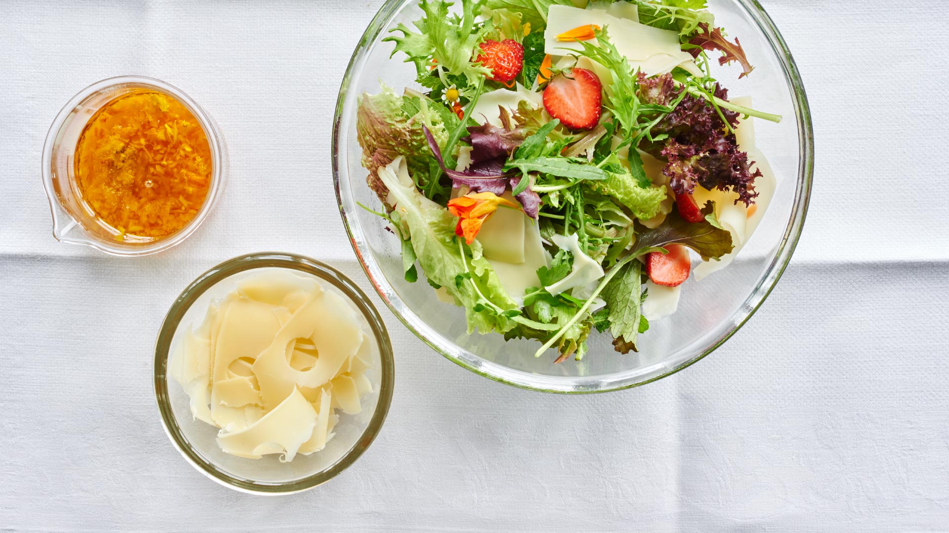 Green salad with blossoms, herbs, Emmentaler AOP and strawberries - Emmentaler AOP Switzerland