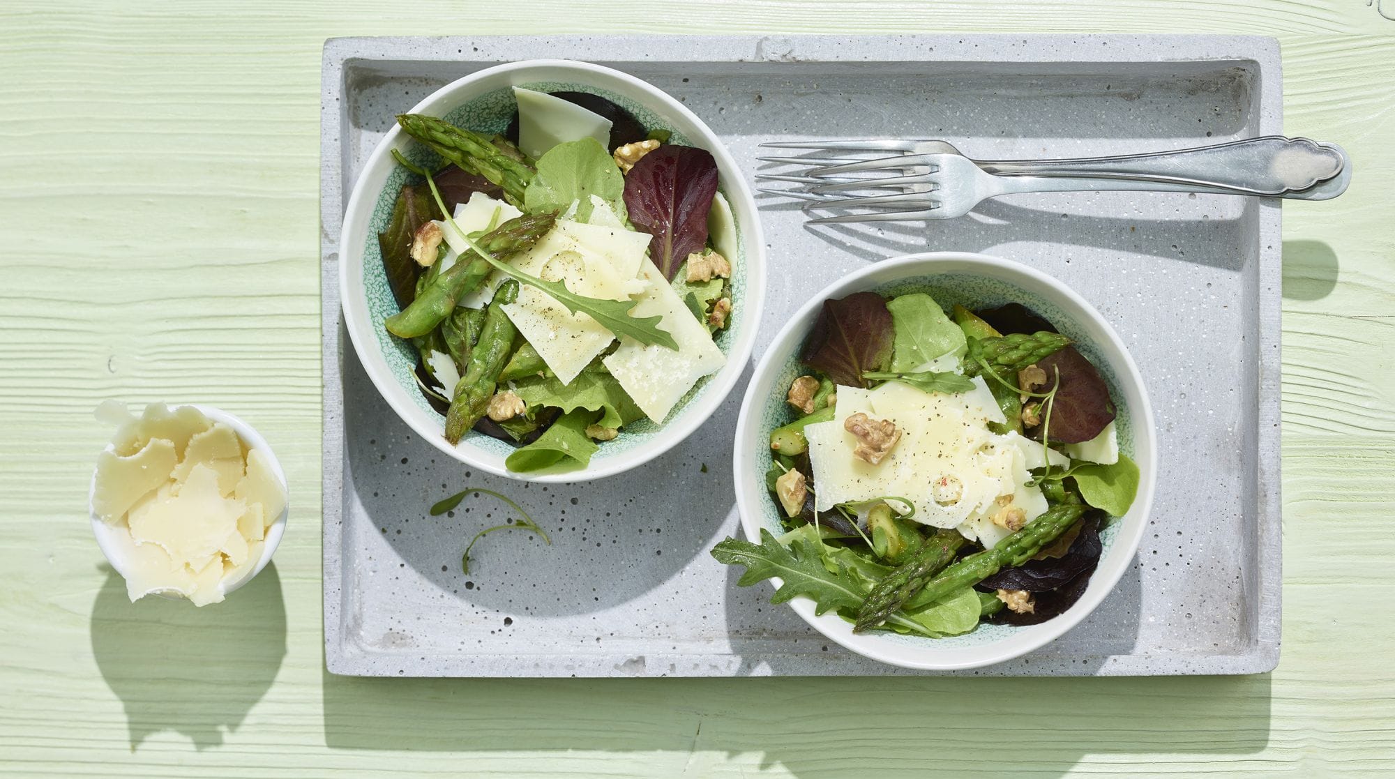 Asparagus salad with walnuts and Emmentaler AOP - Emmentaler AOP Switzerland