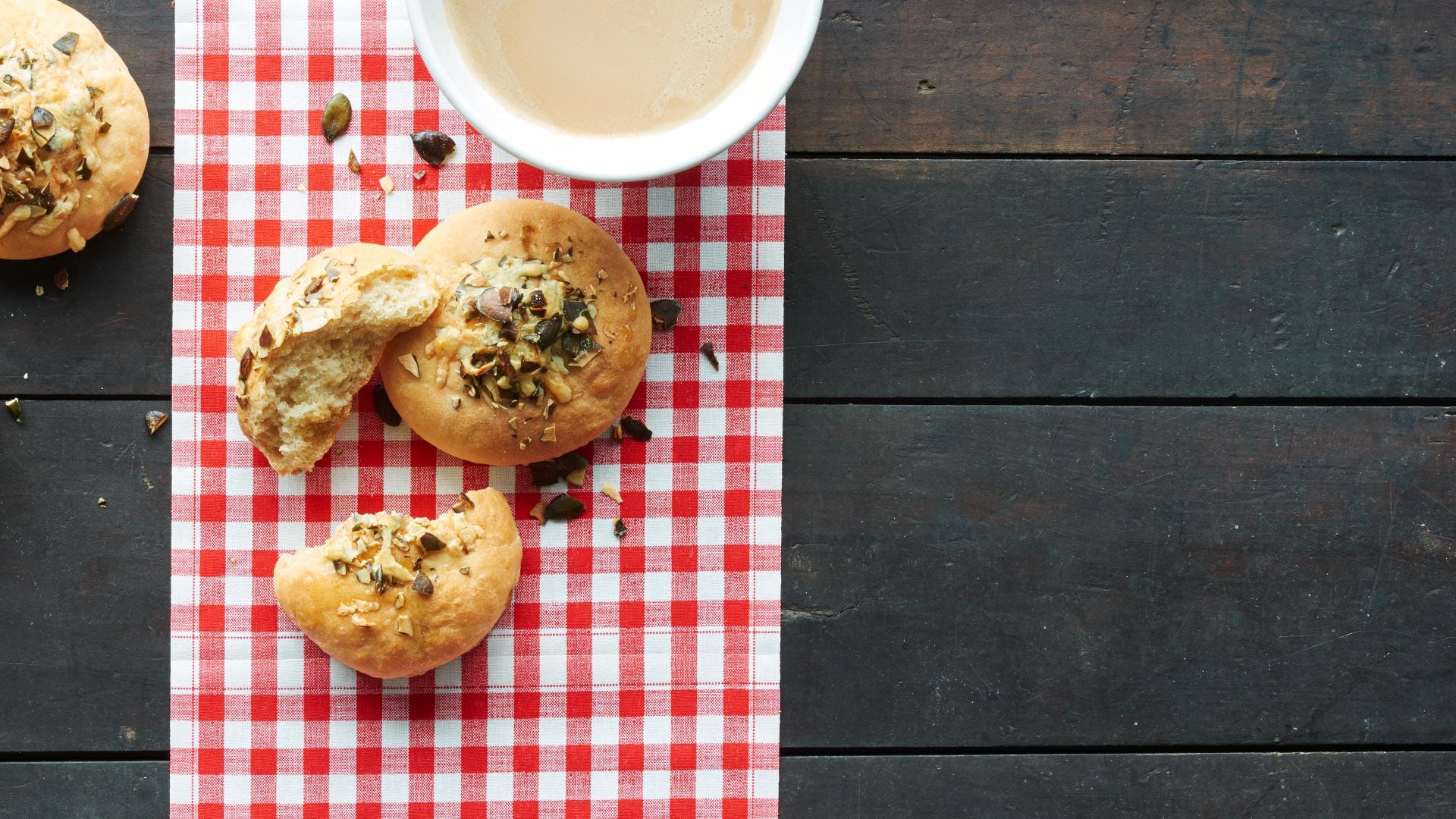 Spelt bread rolls with Emmentaler AOP in a pumpkin seed crust - Emmentaler AOP Switzerland