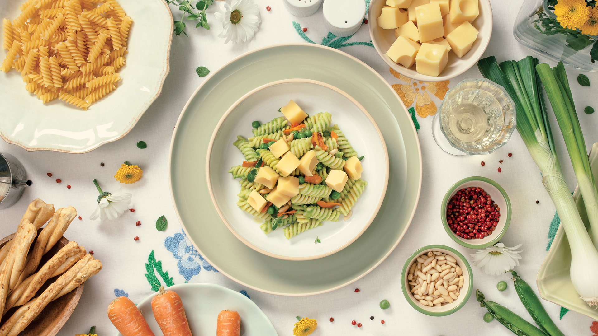 Warm fusilli in a pea sauce with Emmentaler AOP - Emmentaler AOP Switzerland
