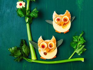 Wenn der Vollmond am Himmel steht und die Nachteulen noch lange nicht müde sind, vermag ein Late Night Cheese Board mit Emmentaler AOP Käse die Nacht endlos auszudehnen – mit Geschichten, Geselligkeit und Genuss.