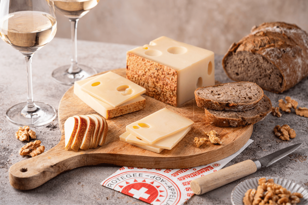 Emmentaler AOP-Extra (15 Monate gereift) mit Kartoffel-Baumnussbrot